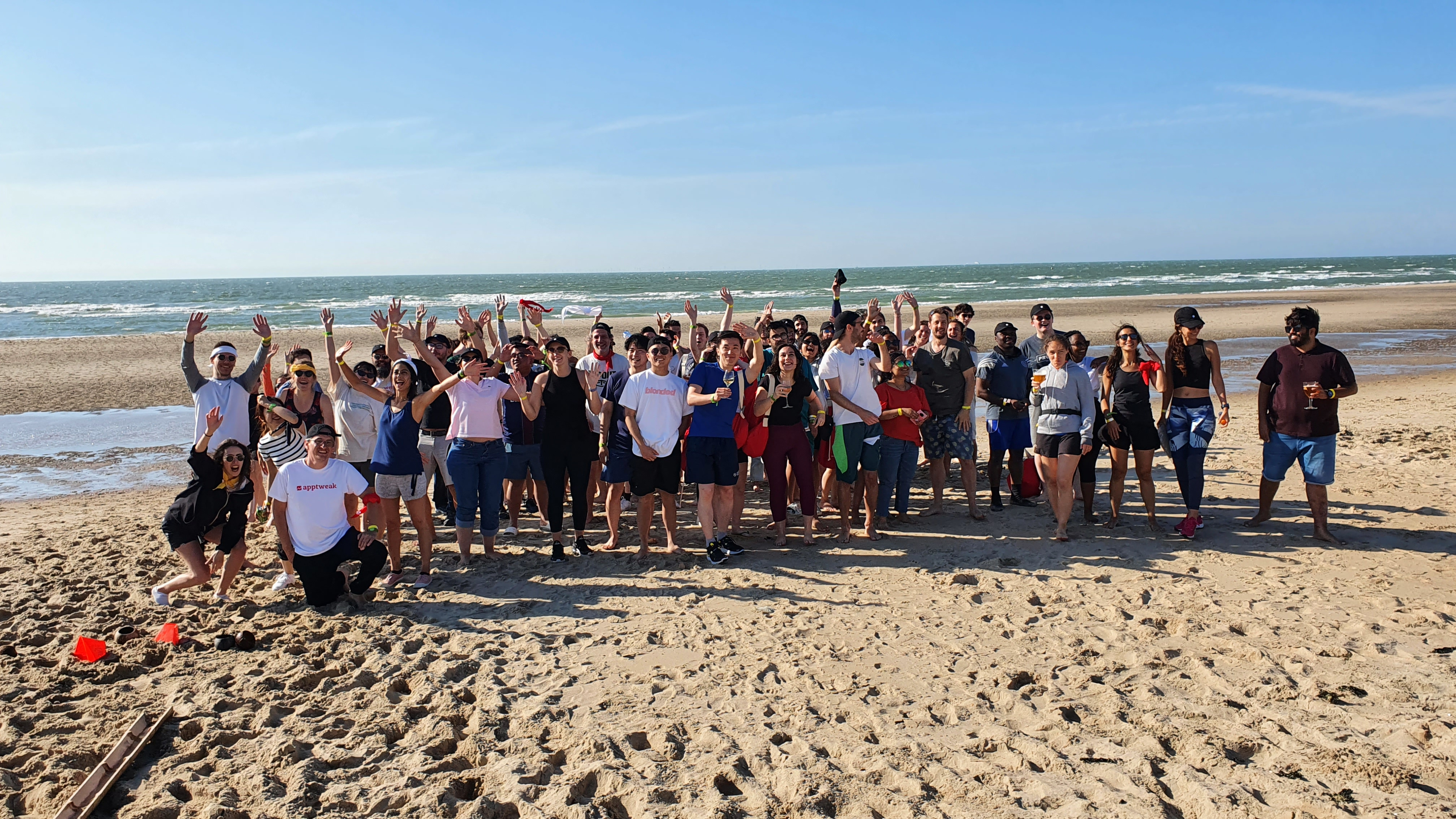 Image - Photo d'équipe à la plage - Conférence d'été 2022
