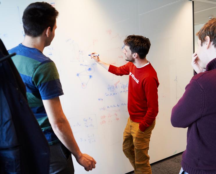 Image - Page d’accueil - Équipe de science des données devant un tableau blanc 2